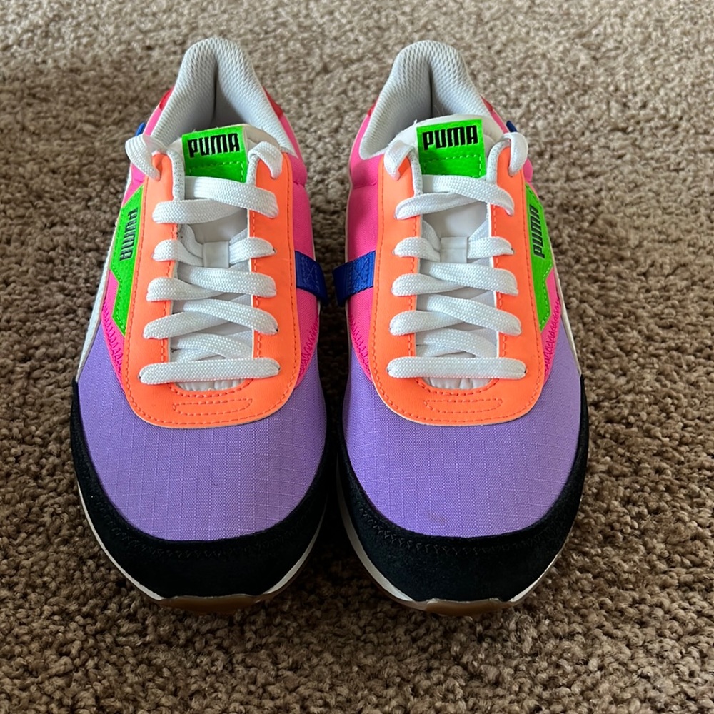 🔥⭐️🔥⭐️🔥⭐️ Women/kid size 8” Puma’s nice comfy beautiful colors and style.